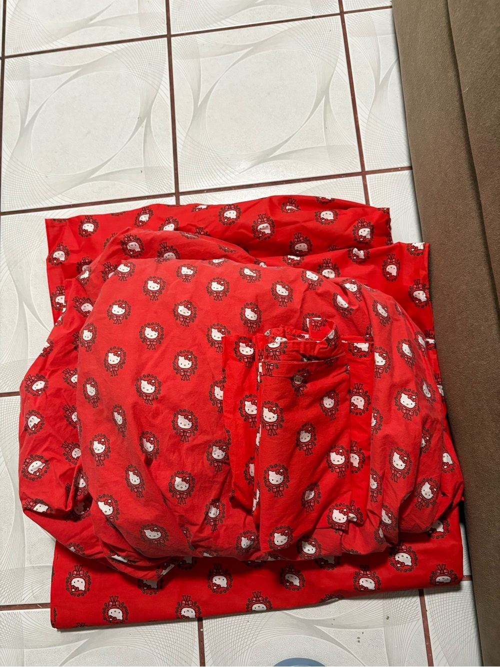 Hello Kitty Red bedsheets - Picture 4 of 4